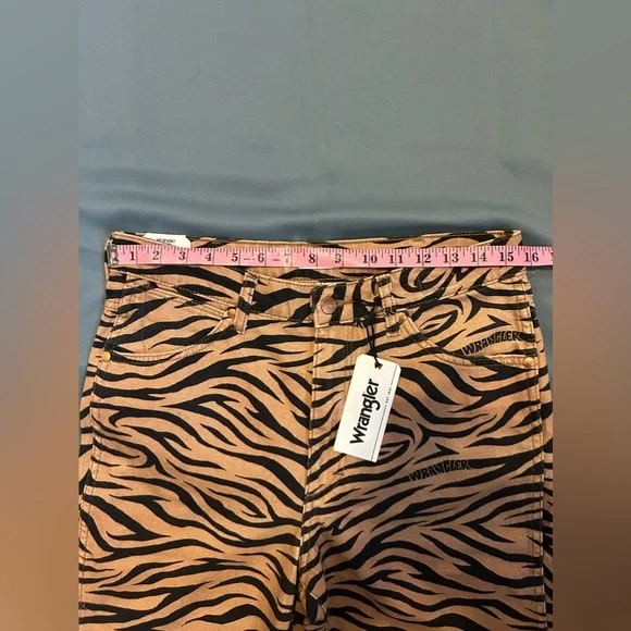Wrangler Women's High Rise Wild West Purr Print Straight Jeans  size 30x28 - Picture 6 of 12